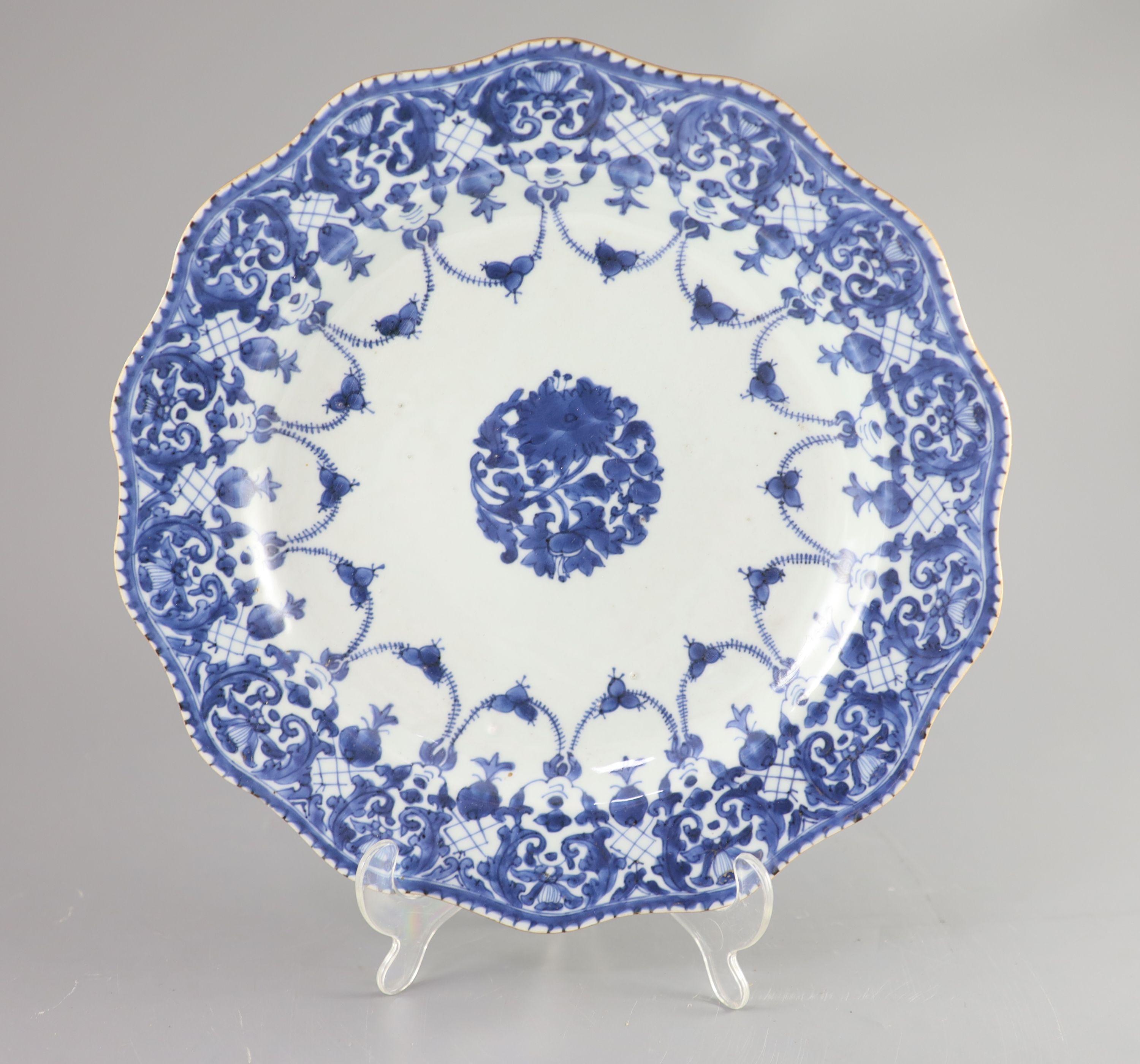 A Chinese porcelain charger, Qing dynasty, mid 18th century, diameter 33cm